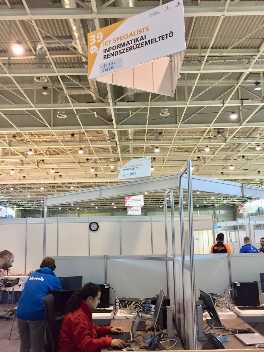 Campionat_Catsk's tweet photo. Els nostres tutors treballant per deixar-ho tot a punt @EuroSkills_info #skill39 #ànims https://t.co/ekUMU49C3y