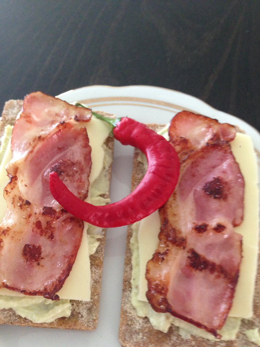 realLCHFcouple's tweet photo. Crispy rye bread 🥖avocado eggs spread 🥑🥚 hot pepper 🌶 cheese 🧀 bacon 🥓 Happy Tuesday 😉 https://t.co/sGljvfgVcY