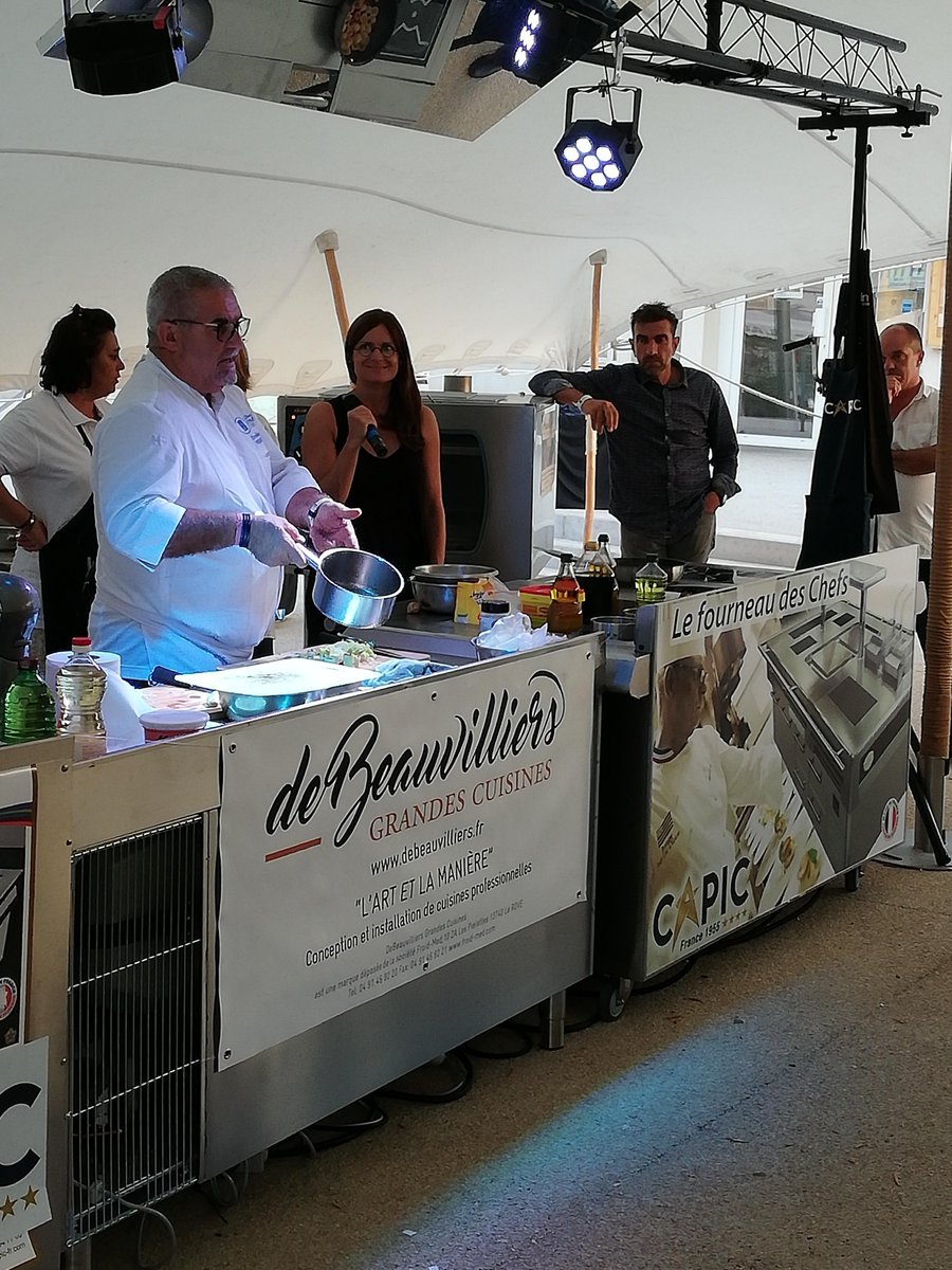 CAPIC_FR's tweet image. CAPIC était présent ce week-end à la 9ème édition des Vendanges Étoilées à #Cassis en qualité de partenaire !
Un moment d'échange et de découverte culinaire avec de grands chefs, le tout devant un public comblé sous le beau soleil du Sud de la France ☀️