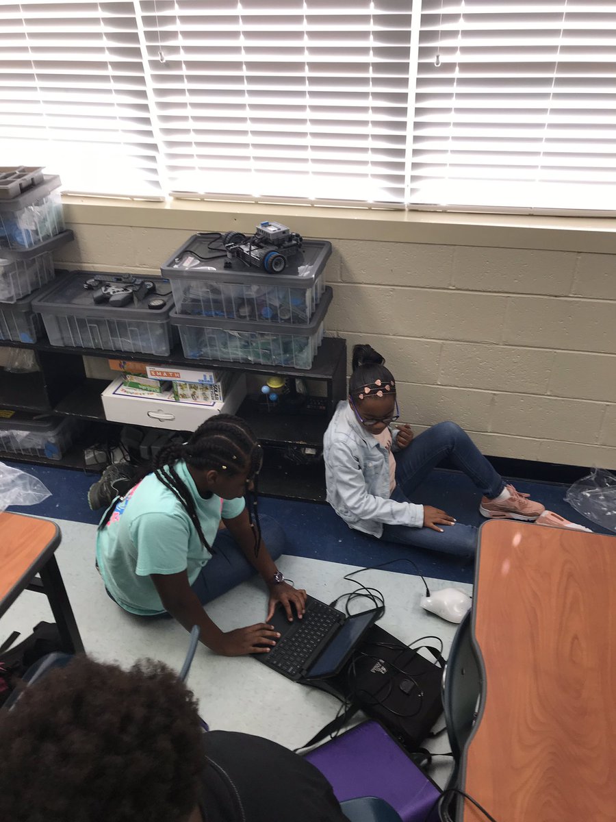 engagewithSTEAM's tweet photo. My students had a lot of fun today with our Finch robot introductions. We will continue other cool activities tomorrow. Thank you to @birdbraintech and @Meller33Mimi for exposing our students to these amazing robots. 🤖 @EufaulaCS @ECSedavis @AmmsEufaula https://t.co/QENzbZcFUf