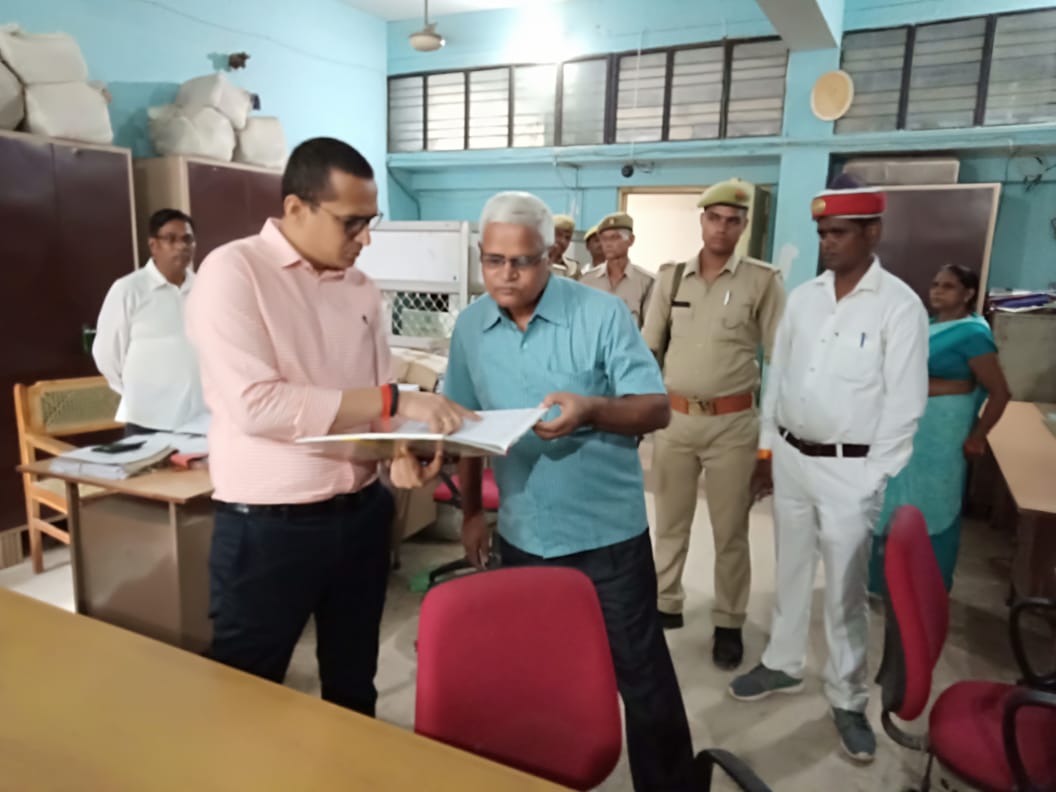 DistrictBasti's tweet photo. There is no parallel for the 'Surprise Inspection' to get the real feel and facts of the situation. Surprise visit to District Social welfare officer and interacting with the Senior citizens. https://t.co/DIQMlaSPiB