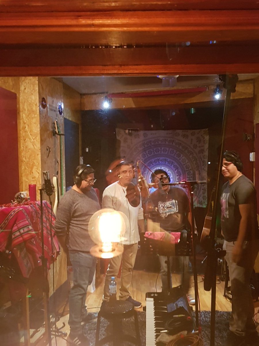 evaayllon's tweet photo. #Chillstudio @MoisitoLama #EDDYSANCHEZ #GIGIOPARODI #MARIANOLIY Grabando ando....andamos y felices!!!
Que viva la Musica!!!! https://t.co/2tJDobLiGQ