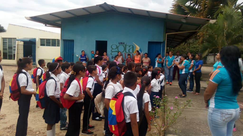 EvelinRosendo1's tweet photo. #EducandoEnComunidad #24Sep #EducacionDeCalidad Recibiendo a los estudiantes en las instituciones de nuestro municipio @meaat01 @psuvaristobulo @RosangelaOrozco @ZenaidaBarinas @SupervBarinas @NicolasMaduro https://t.co/OsEMHnntQx