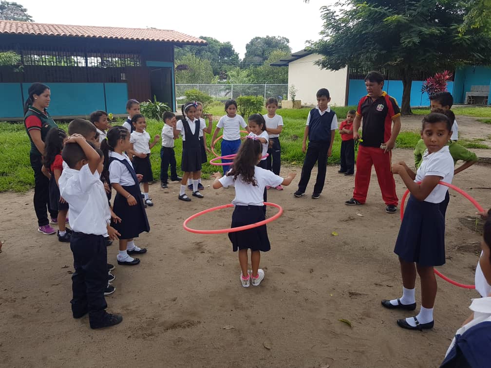 EvelinRosendo1's tweet photo. #EducandoEnComunidad #24Sep #EducacionDeCalidad Recibiendo a los estudiantes en las instituciones de nuestro municipio @meaat01 @psuvaristobulo @RosangelaOrozco @ZenaidaBarinas @SupervBarinas @NicolasMaduro https://t.co/OsEMHnntQx