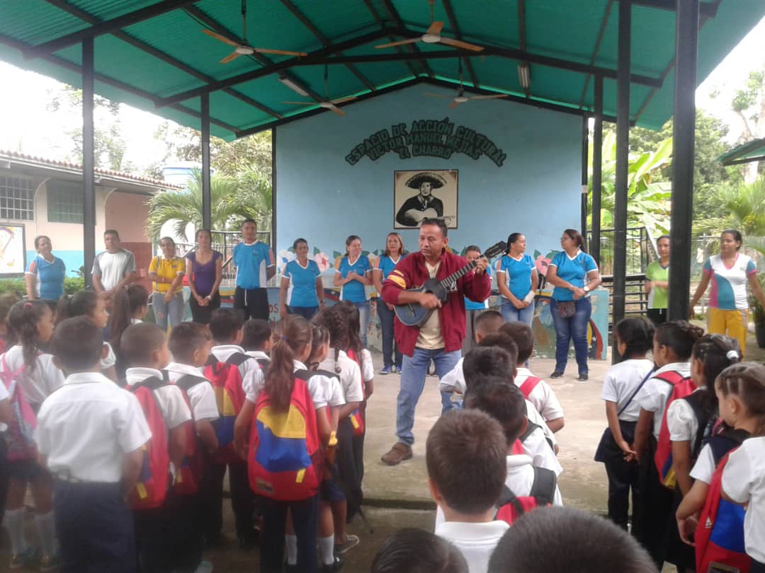 EvelinRosendo1's tweet photo. #EducandoEnComunidad #24Sep #EducacionDeCalidad Recibiendo a los estudiantes en las instituciones de nuestro municipio @meaat01 @psuvaristobulo @RosangelaOrozco @ZenaidaBarinas @SupervBarinas @NicolasMaduro https://t.co/OsEMHnntQx