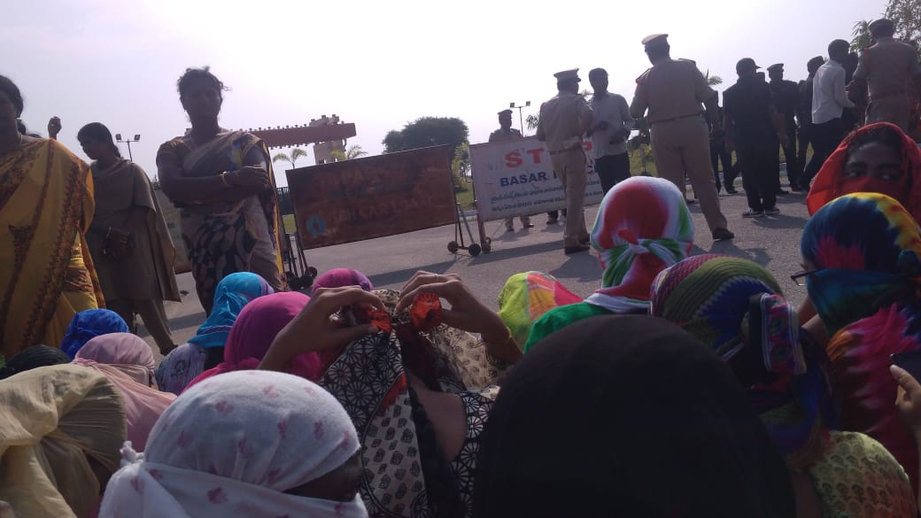 Sanghavi111's tweet photo. #IIIT  @KTRTRS  @KadiyamSrihari  @PawanKalyan  @v6 @sushmaswaraj @DeccanChronicle We d rgukt basar students are doing silent protest for #corruptionfreergukt. But d administration blamed it as social violence and declared holidays.govt is d only hope to us.plzrespond #visitrgukt https://t.co/46iD2YTv80