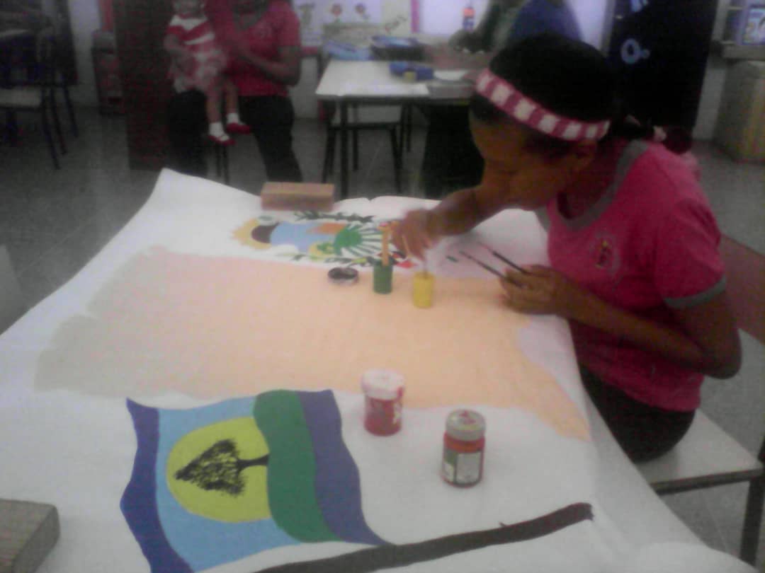 EvelinRosendo1's tweet photo. Fortaleciendo nuestra identidad,enseñando los símbolos del  municipio @meaat01 @ZenaidaBarinas @psuvaristobulo @lafuerzadchavez @gobarinas @RosangelaOrozco @MPPEDUCACION #EducandoEnComunidad #24Sep #EducacionDeCalidad https://t.co/MQj6TPt4Ag