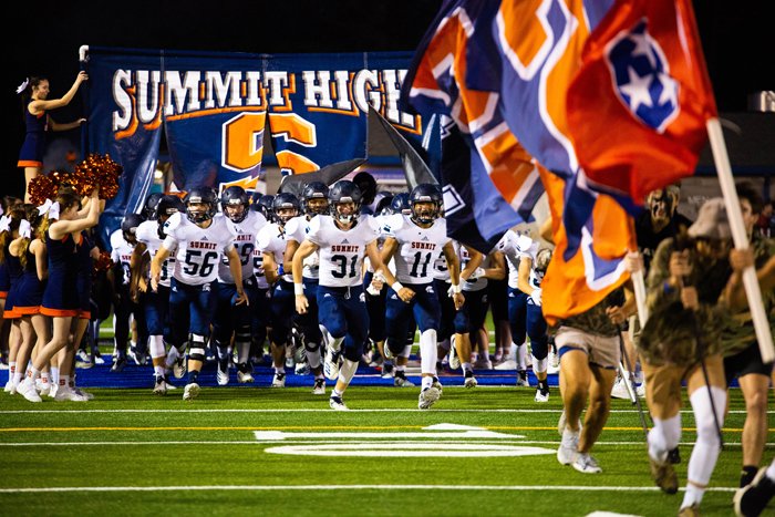 d1highlights's tweet photo. @pagefootball v. @_SummitFootball 2018 Photos from contributor #KatieBashaw / The Patriots are having a heck of a season at 5-1!!!
Here: https://t.co/Ne0ayoR0Xx @VanMaxmjvl @kenvljr @wcsCOjq @Dahldeb @wcsPHScr @_lukebowers_ @cadewalker7 https://t.co/O3AotSYps5