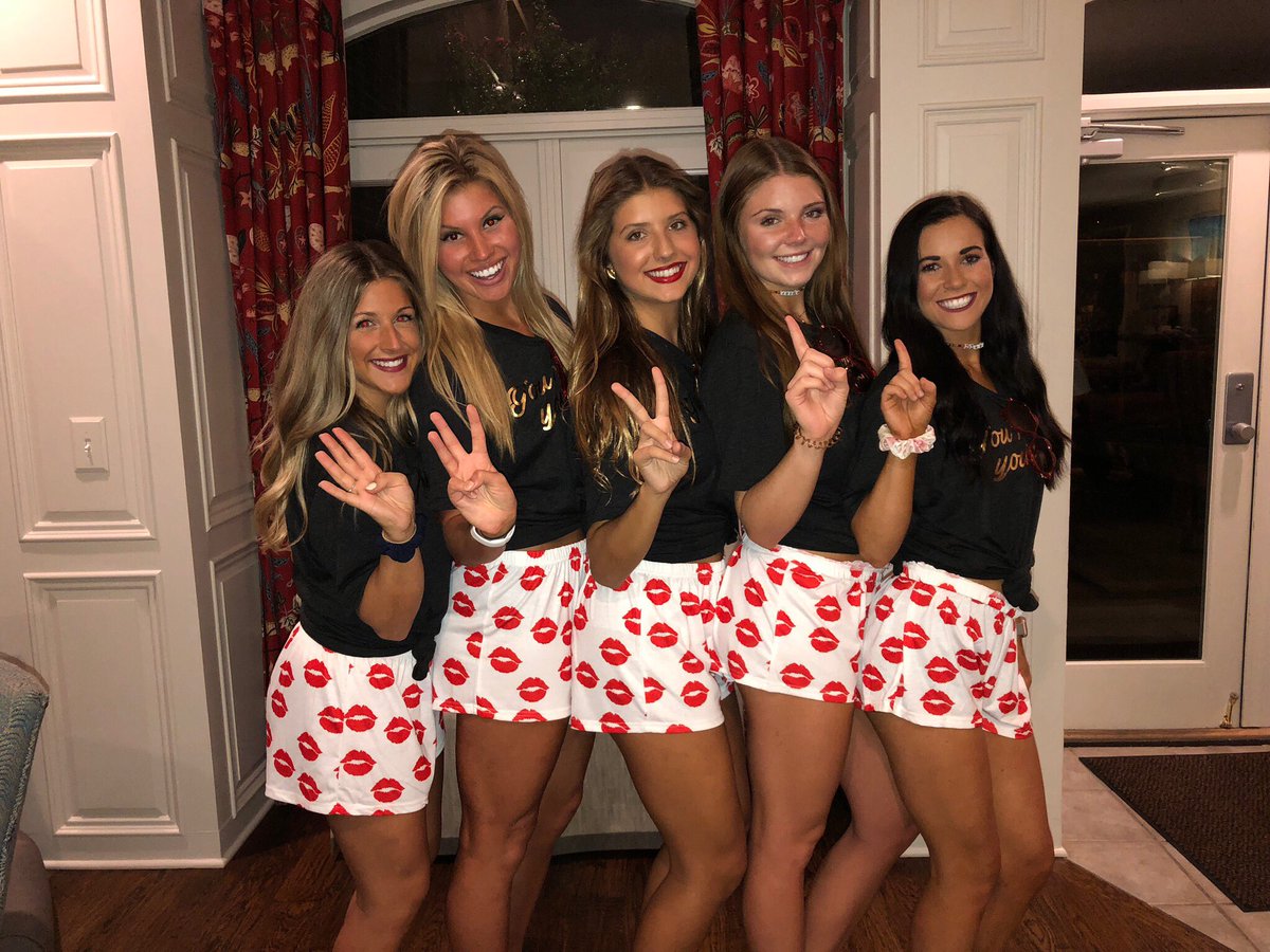 danielle_c_ast's tweet photo. Welcome to the fam cuties!!!🖤🤩💋 https://t.co/J2XqJlJ1EW