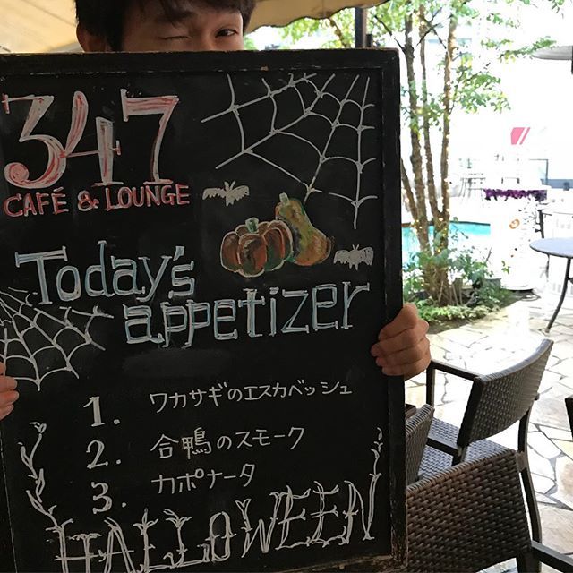 347cafe_lounge's tweet photo. 店内はハロウィン仕様🎃👻本日はあいにくの雨ですが、この投稿にイイネ👍下さった方にプチ���ーキサービス🍰♫是非遊びにきてください✨☔️✨#347cafe #shibuya #cafe https://t.co/UJj4UWYF7G https://t.co/4KJOP3P4vc