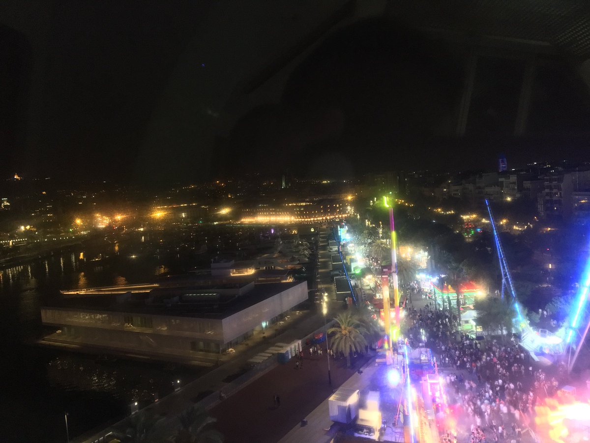 scruz_98's tweet photo. Una buena Mercè ‘18 por Barcelona. #Barcelona #LaMerce2018 #noria #iluminación https://t.co/rRD31KREYb