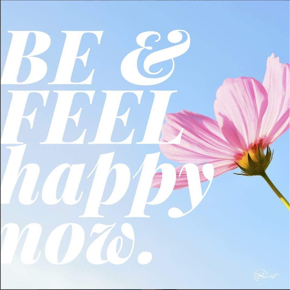 Be happy and feel. Be happy and feel. женщина с распростертыми руками. счастливая девушка. Be happy and feel.