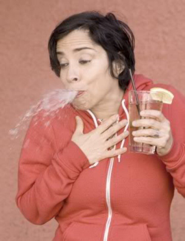 Женщины плюют в мужчин. Женщина плюет. Общественные привычки в китае. Женщины плюют в мужчин. Женщины плюют в мужчин.