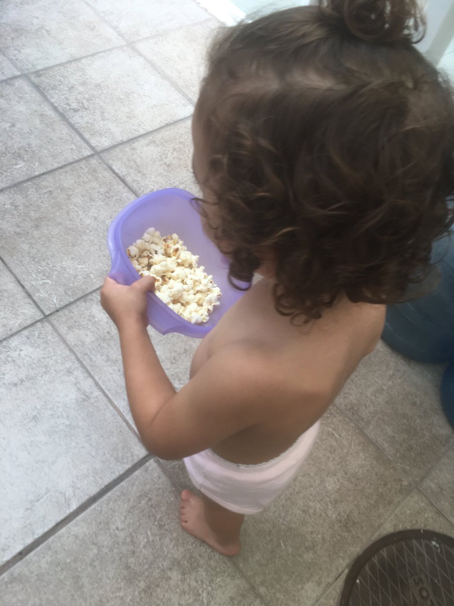 _dp16's tweet photo. Tiro palomitas y fue por su escoba, no logro limpiar ni una pero la intenciΓ³n fue buena. #smartasskid https://t.co/bOzBBNVRHC