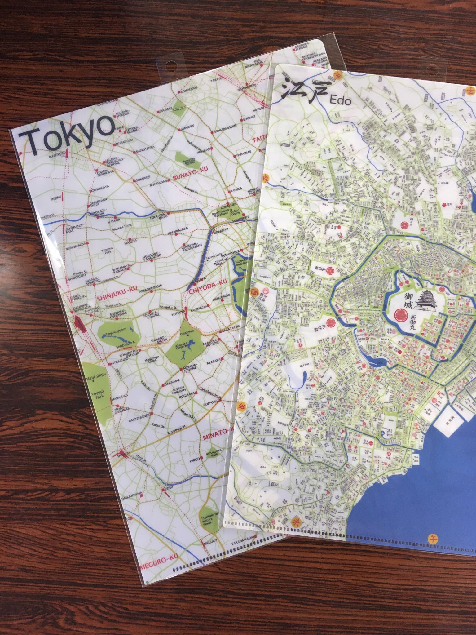 東急ハンズ渋谷店 古地図ファンでなくても興味深い商品 江戸古地図をオリジナルおこしでプリント片面は現在の東京地図 英語表記 古地図の中からおなじみの名前を探してみては トートマップ 2400円 税 クリアフォルダー 335円 税 ハンズ渋谷 5bフロア