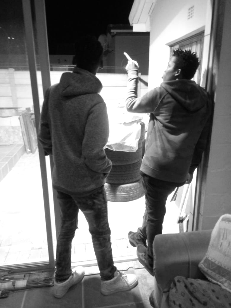XXXUzziel's tweet photo. @NTB_Exodus &amp; @PHAPHAMAQWAKELE ,Stargazing but no stars out https://t.co/W4V82SK2TH