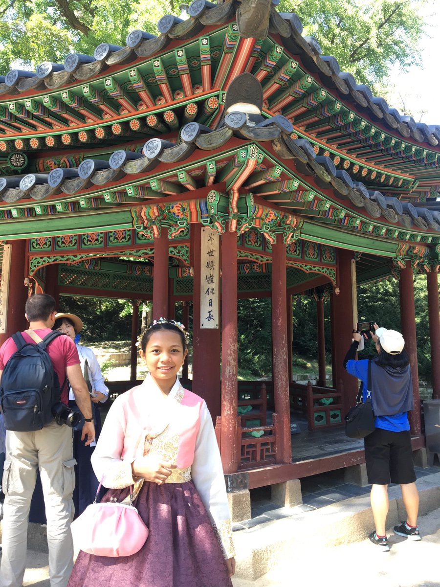 gwyn_ife's tweet photo. Wearing hanbok in Bukchon Hanok Village❤️
#southkorea2018
#seoulsisters
#chasingautumn https://t.co/Y8rXIJMtFA