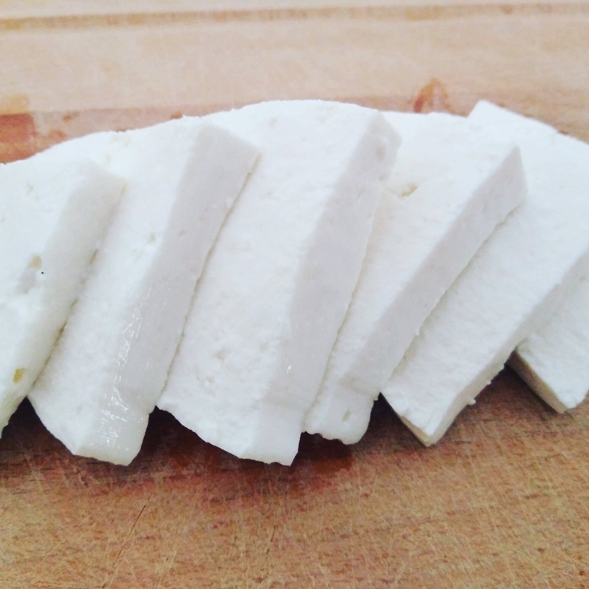 AmadoCharra's tweet photo. Queso fresco de leche cruda de cabra preparado para degustar. Textura suave y cremosa. Todo el sabor y las propiedades de nuestra leche de cabra recién ordeñada. Pruébalo!! #Plasencia #Salamanca #SierraDeFrancia https://t.co/WNWJAOxM1k