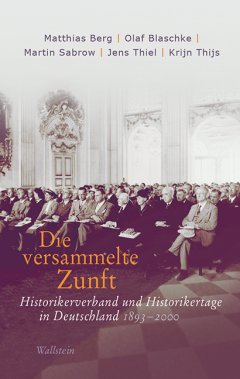 Wir sind unterwegs zum #Historikertag2018 und freuen uns auf spannende Diskussionen! Wer zur Einstimmung noch Lektüre wünscht: Wie wäre es mit dem neuen Band "Die versammelte Zunft. Historikerverband und Historikertage in Deutschland 1893-2000"? bit.ly/2zrzuIJ 
#HisTag18