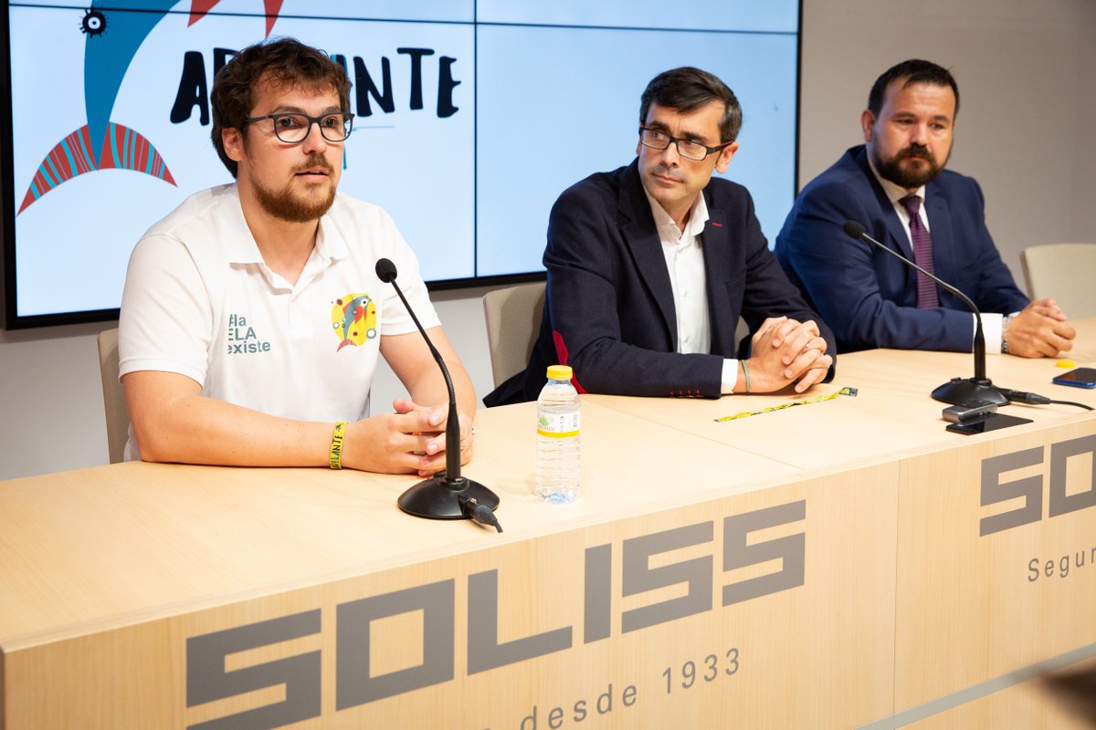 FundacionSoliss's tweet photo. 🤜🤛 La Fundación Soliss colabora con el #Reto70K que se celebrará en La Roda para obtener fondos en la lucha contra la ELA. Juan Ramón Amores nos ha acompañado en la presentación del evento que tendrá lugar el 6 de octubre y reunirá a más de 600 nadadores. ‍🏊‍🏊‍ https://t.co/DPHjQWokGH