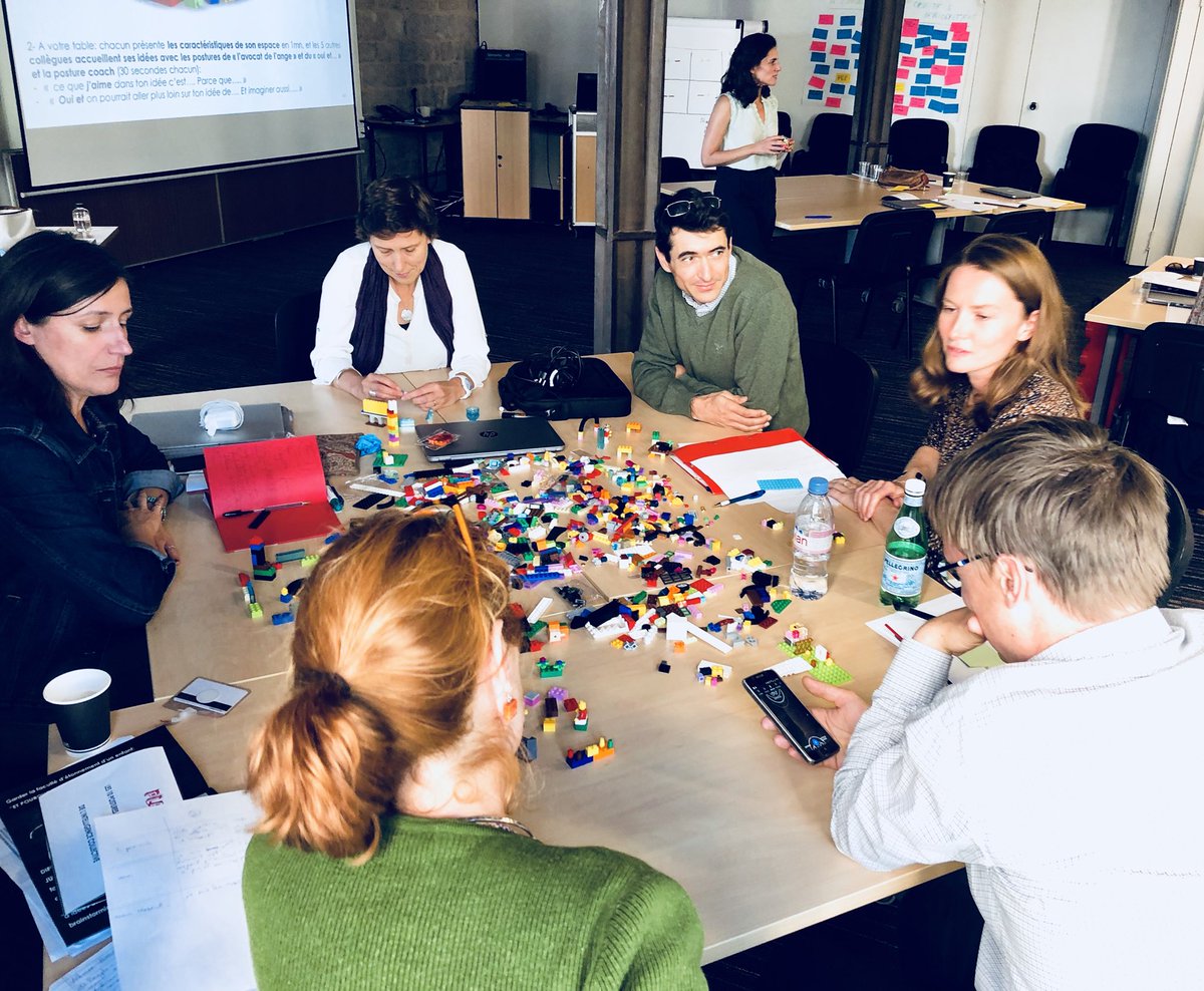 carozieres's tweet photo. Séminaire d’équipe Évaluations d’@AFD_France sur «comment faciliter l’intelligence collective». Les outils pédagogiques du #Campus4Dev en action, pour échanger sur les postures et les techniques de résolution collective & créative de problèmes complexes. Avec @estellepamies https://t.co/D6uPQUsx0J