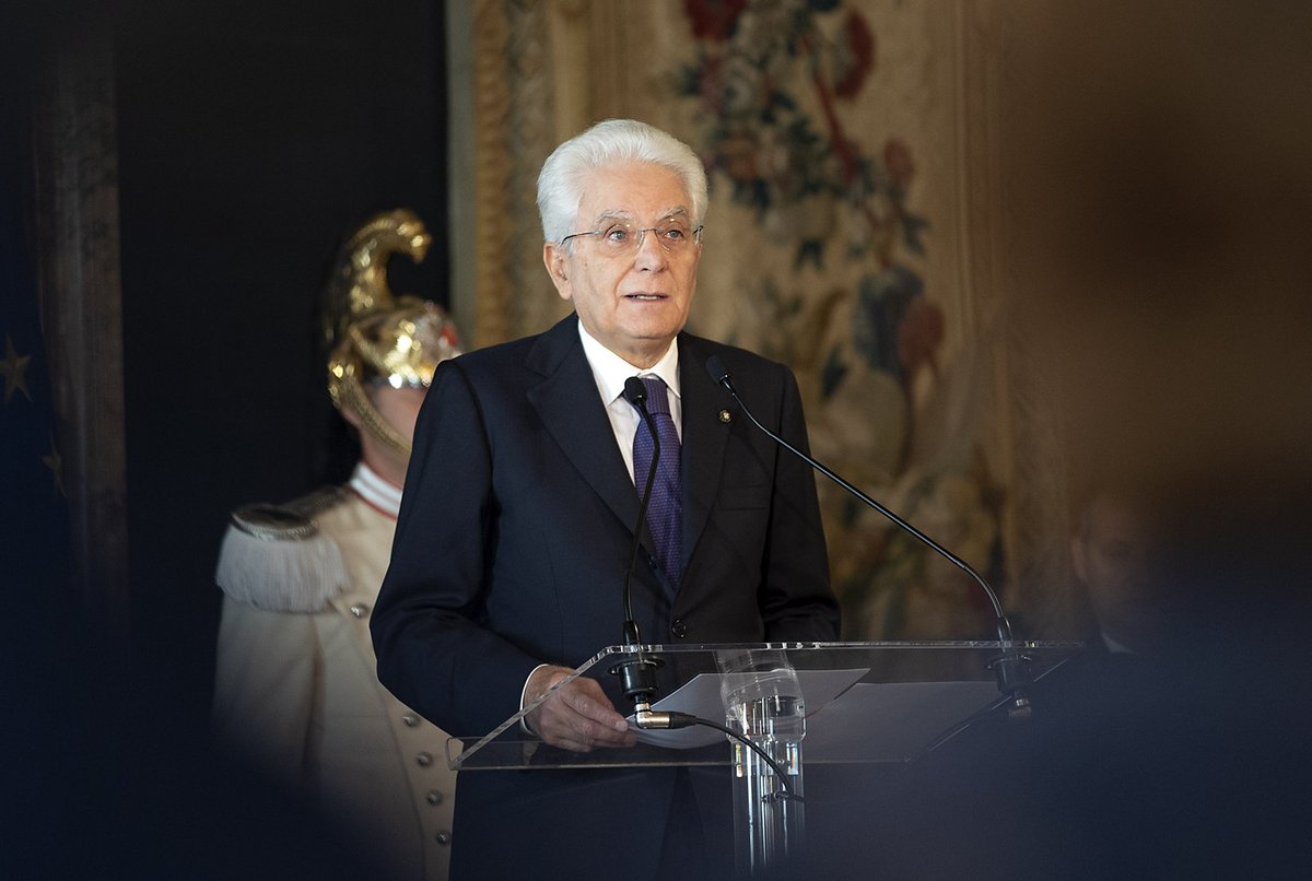 Quirinale's tweet photo. #Mattarella: Attenzione alla comunicazione non significa orientare le decisioni giudiziarie secondo le pressioni mediatiche né pensare di difendere pubblicamente le decisioni assunte. La magistratura non deve rispondere alle opinioni correnti perché è soggetta soltanto alla legge https://t.co/CTTEIL5gz7