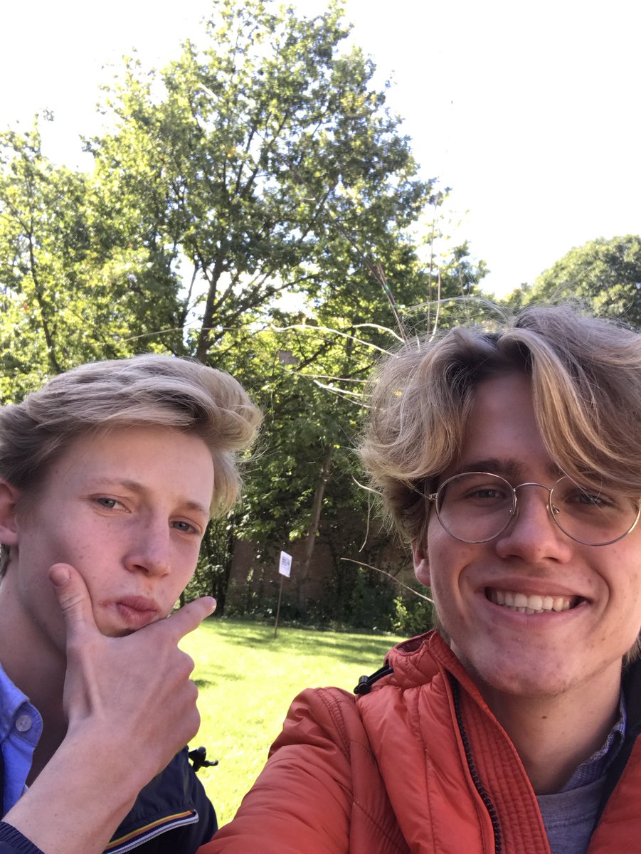 Relaxen tijdens de speeltijd van kaai! #chill #vriend #jwz