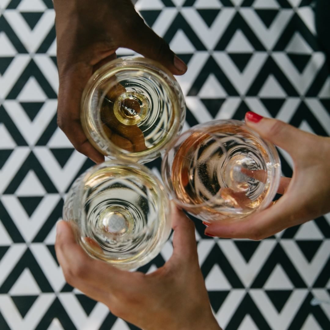 SimonsigWines's tweet photo. Join us for the first #FirstFizz of the season on 4 October 2018 with award-winning bubbly, delicious festival food from Cuvรฉe and live music by Jack & Black. Entrance is free, and R20 gets you a wine glass. Regrettably no outside food or wine allowed.
#sipSimonsig #TourismMonth https://t.co/AP5WpbijOc