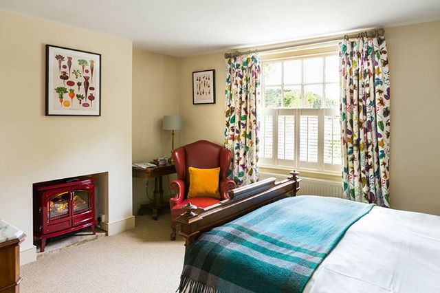 theolivebranch's tweet photo. Our Berry bedroom is perfect for this time of year, with autumnal fabrics, a beautiful antique French bed, luxurious Egyptian cotton sheets & feather down duvet. Comfy armchair by the beautiful log burner.
#goodhotelguide #aa4goldstars #offthebeatentrack #sawdays #innplaces https://t.co/eK9CGnVW4V