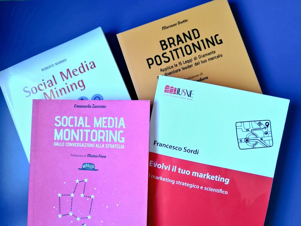 annasantinon's tweet photo. C'è chi comincia di nuovo le lezioni e chi comincia la #tesi 🎓📚😊

#unilife #iusvepanicotesi @IUS_VE

Con la buona compagnia di @marianodiotto @francescosordi @Zatomas @RudyBandiera
@Hoepli_1870 @DarioFlaccovio https://t.co/zGEiVMJHjE