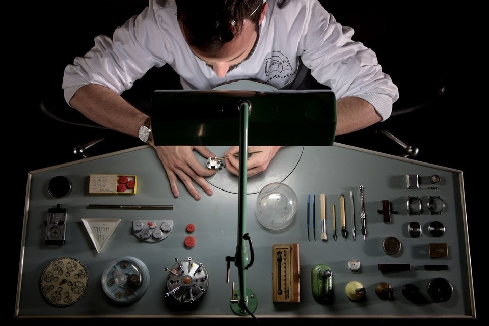 LePetitPoussoir's tweet photo. Rencontre avec Colin de Tonnac, Fondateur de Semper & Adhuc - #semperadhuc #atelierfrancais #madeinfrance #kickstarter #montre #horlogerie - Lire l'article : https://t.co/e9JiFEHbL5 https://t.co/rcnKWXQ97H