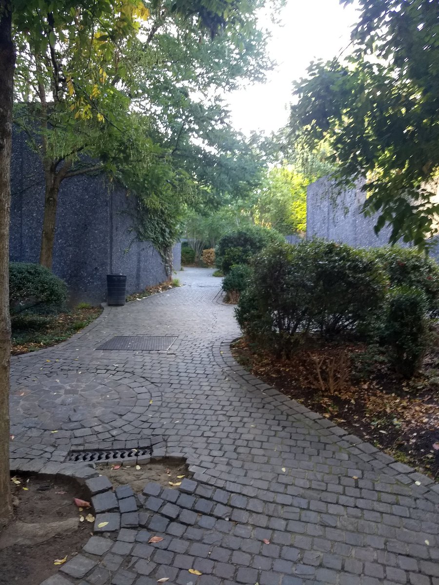 webguy_de's tweet photo. Discovered the #smallest #park in the world in Brusels. One of the #benefits of participating in #hackfinance2018 @bhive_eu https://t.co/feV2XV9DsD