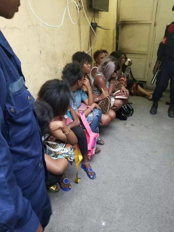 ChrisNyamabo's tweet photo. Combien de ses filles présumées UJANA vont-elles se faire violer par les agents de l’ordre de @AmbHenriMova dans des cachots de fortune communément appelés conteneurs ? La vigilance citoyenne nous oblige à suivre de très près cette situation de désordre organisée en #RDC https://t.co/LHzr6oQARR