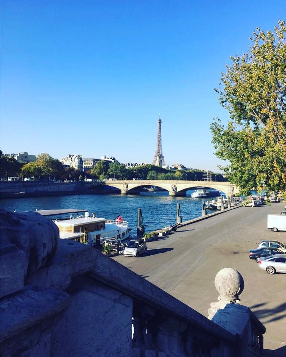 ELLEfrance's tweet photo. Bonjour Paris 🌞 - Deuxième journée de défilés pour la #fashionweek, sous le soleil. De la mode et du beau de temps, que demander de plus ? Notre périple à suivre dans nos stories et sur la chaîne IGtv #pfw #paris #goodmorning 📸 @ilariabeatricecasati… https://t.co/LoKTrQEWvJ https://t.co/LB8X1PjPOz