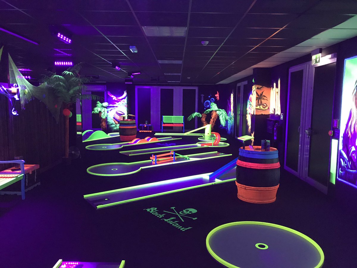 CTauck's tweet photo. Schwarzlicht Minigolf im „Black Island“ https://t.co/qEzx2ORZVx