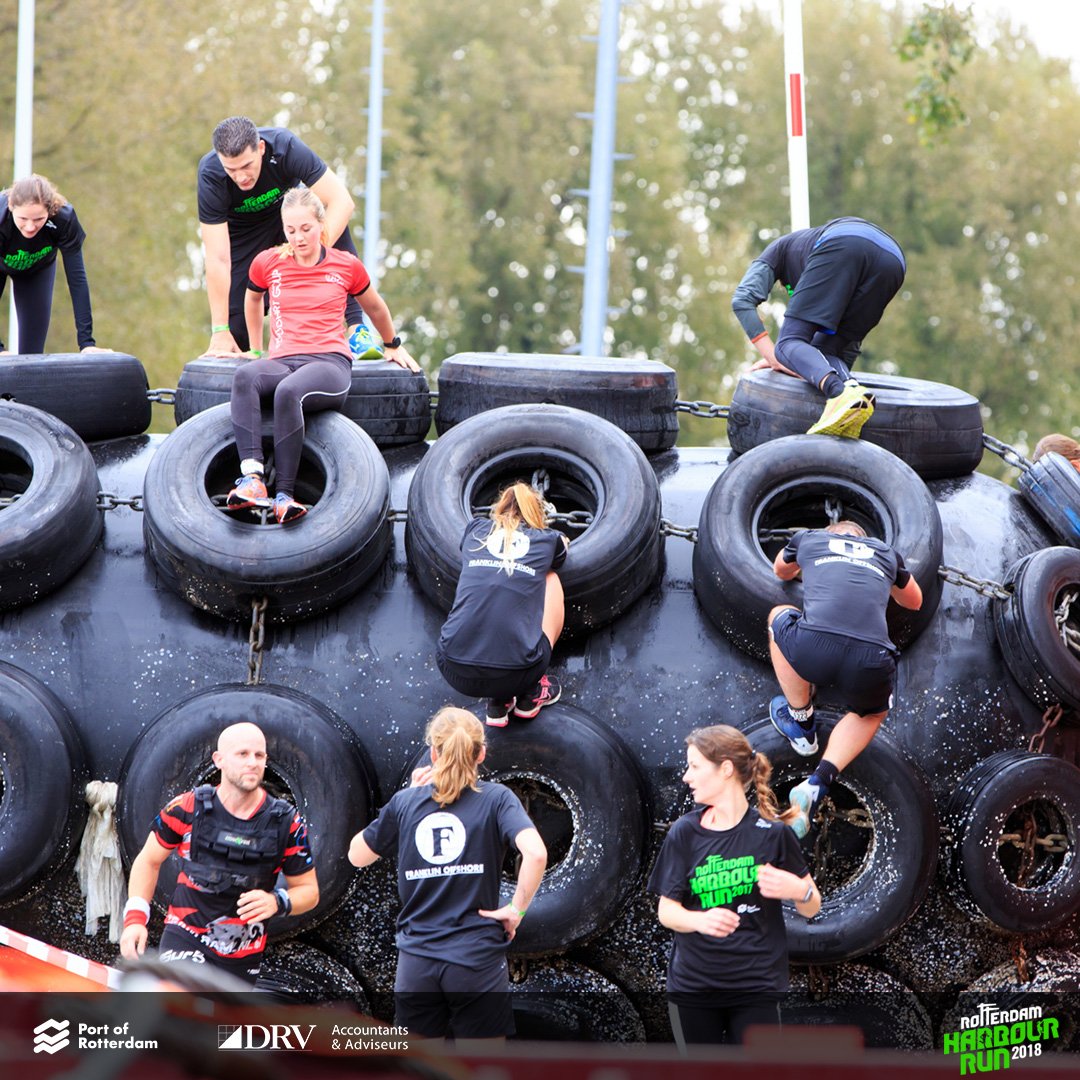 Klimmen en klauteren over een stootkussen dat normaal aan de zijkant van een zeeschip hangt 😱! Wat word je tactiek?