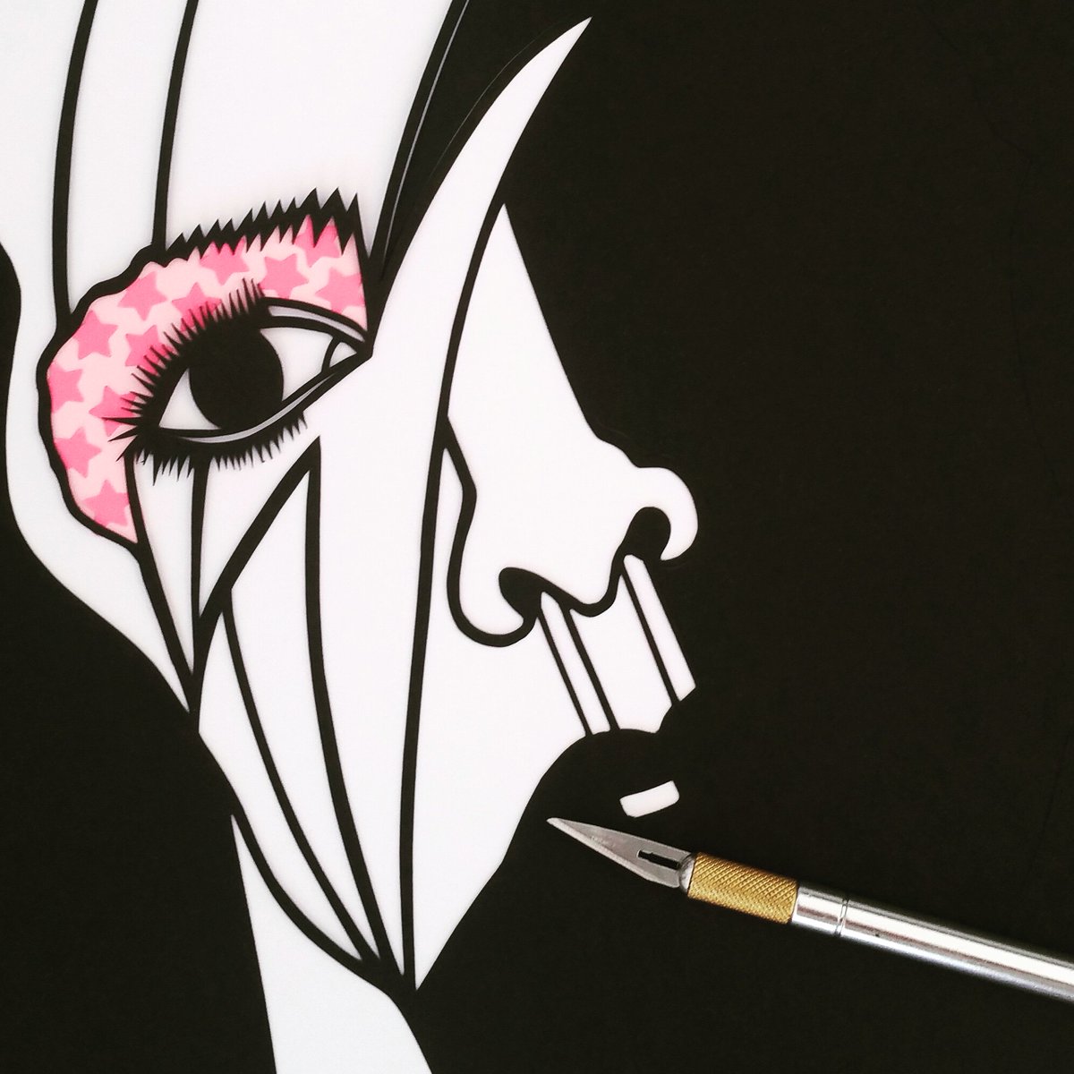 FlorrieAndMe's tweet photo. 1st cut in Spain had to be bowie didn't it! This one will filled with colourful paper stars! #workinprogress #britishartist #art #artist #bowieart #bowie #davidbowie #femaleartist #popart #artontwitter https://t.co/XBl5SRuFBb