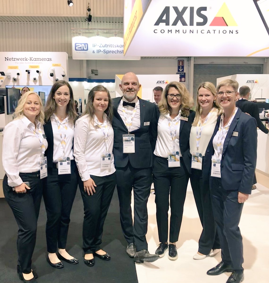 Wer sagt, in der #IT-Branche gibt es kaum Frauen? Hier mal ein Bild unserer Kolleginnen #AxisSecurityEssen #frauenpower Tja, unser Kollege hat sich kurzerhand mit auf‘s Foto geschmuggelt ;)