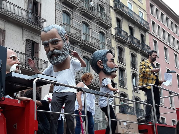 toniseres's tweet photo. Capgrossos en família, l'@AmadeuCarb i equip tècnic en la cavalcada de #LaMerce2018. Tot un regal! Visca la @Cultupopularbcn https://t.co/jXE9emmIhS
