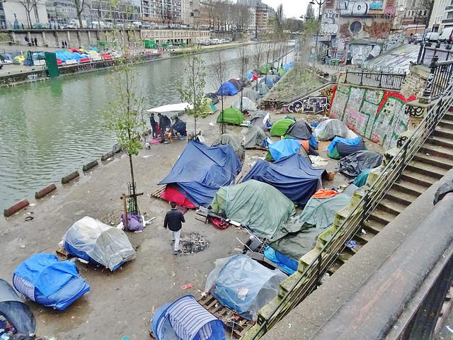 PublicsServices's tweet photo. après le sommet de Salzbourg, rien n'est vraiment résolu pour l'accueil des #migrants. les #servicespublics ont besoin de moyens pour faire face à l'accueil, aider les #associations à accompagner les #refugies et résorber les #campements sauvages. https://t.co/CZo7FEox40 https://t.co/11wzDbyIRs
