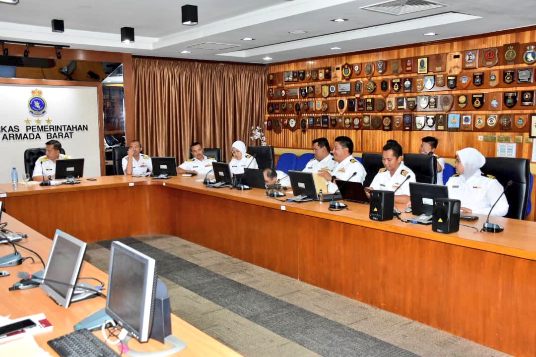 MPA_Barat's tweet image. Panglima Armada Barat mempengerusikan Taklimat Logistik Kapal ke Luar Negara dan Kapal Kelas Laksamana di @MPA_Barat. Turut sama hadir, Panglima Logistik Barat, Laksamana Muda Ir. Franklin Jeyasekhar Joseph.

#NavyNews 
#Kesiagaan 
#MissionEffectiveness