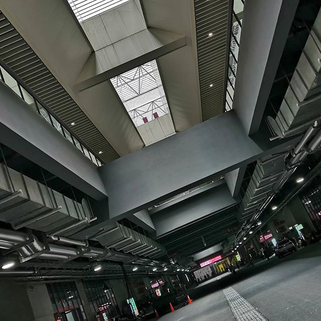 Floinmotion's tweet photo. In The Belly of The Beast ... #china #shanghai #conventioncenter #architecture https://t.co/cYxnbb55WB https://t.co/02mjcMepYt