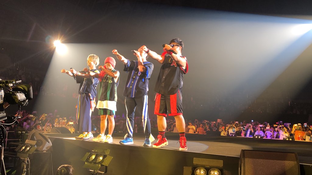 63sakura1's tweet photo. 今回のツアー前のと雰囲気変わってておもしろかった！
神戸、名古屋1day、大阪の5公演参戦💫
乾杯🍻楽しすぎたからまたやって欲しいな
喜怒哀楽のフリースタイル？あれよかったし
ファイナルのアンコール激アツすぎてまじで感動した
湘南乃風最高すぎ！！ https://t.co/JzSdji1svT