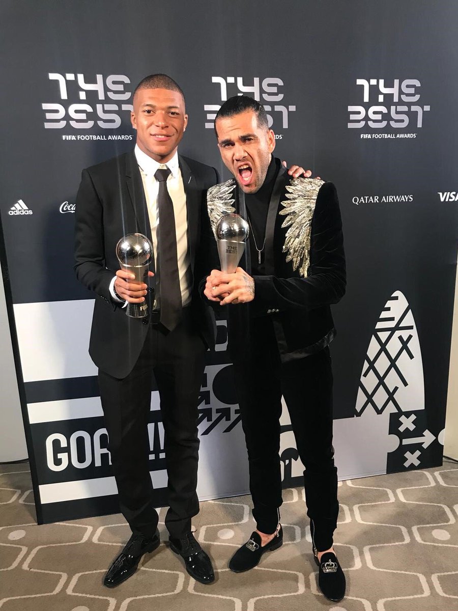 PSG_arab's tweet image. 📷🏅#FIFAFootballAwards⁠ ⁠

@KMbappe و @DaniAlvesD2 يحتفلان بتواجدهما في التشكيلة المثالية @FIFPro #World11 2018 👏 

🔴🔵 #AllezParis