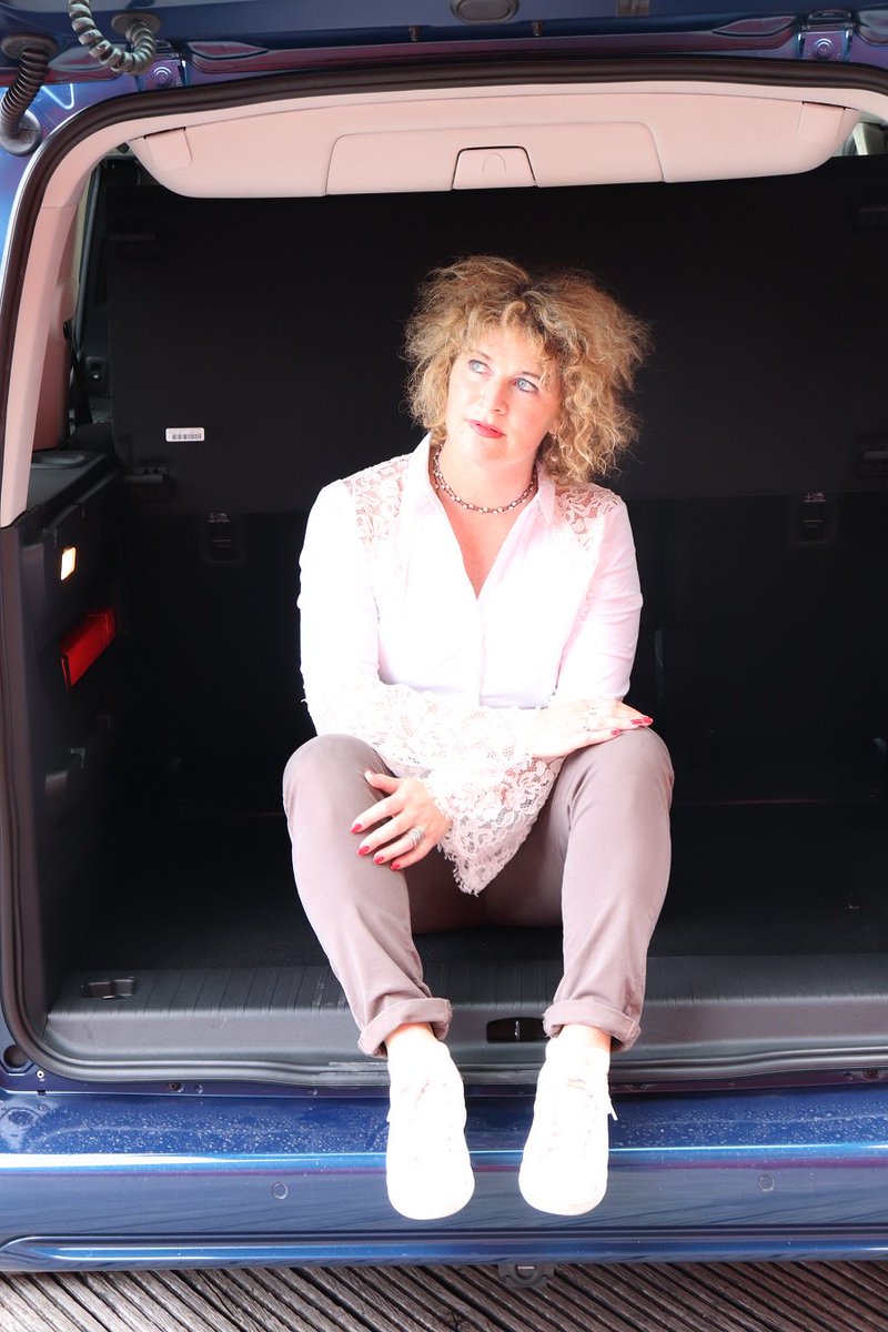 charlottevolant's tweet photo. J'ai testé l'Opel Combo Life XL sur l'Ile de Monsieur. Et madame est contente : c'est un ludospace 7 places drôlement habitable. Parfait pour (au choix) installer 3 marmots à l'arrière ou une grande planche de surf pour partir s'éclater sur l'océan https://t.co/Qs2To3hZJX https://t.co/5ovWbxn5Jg