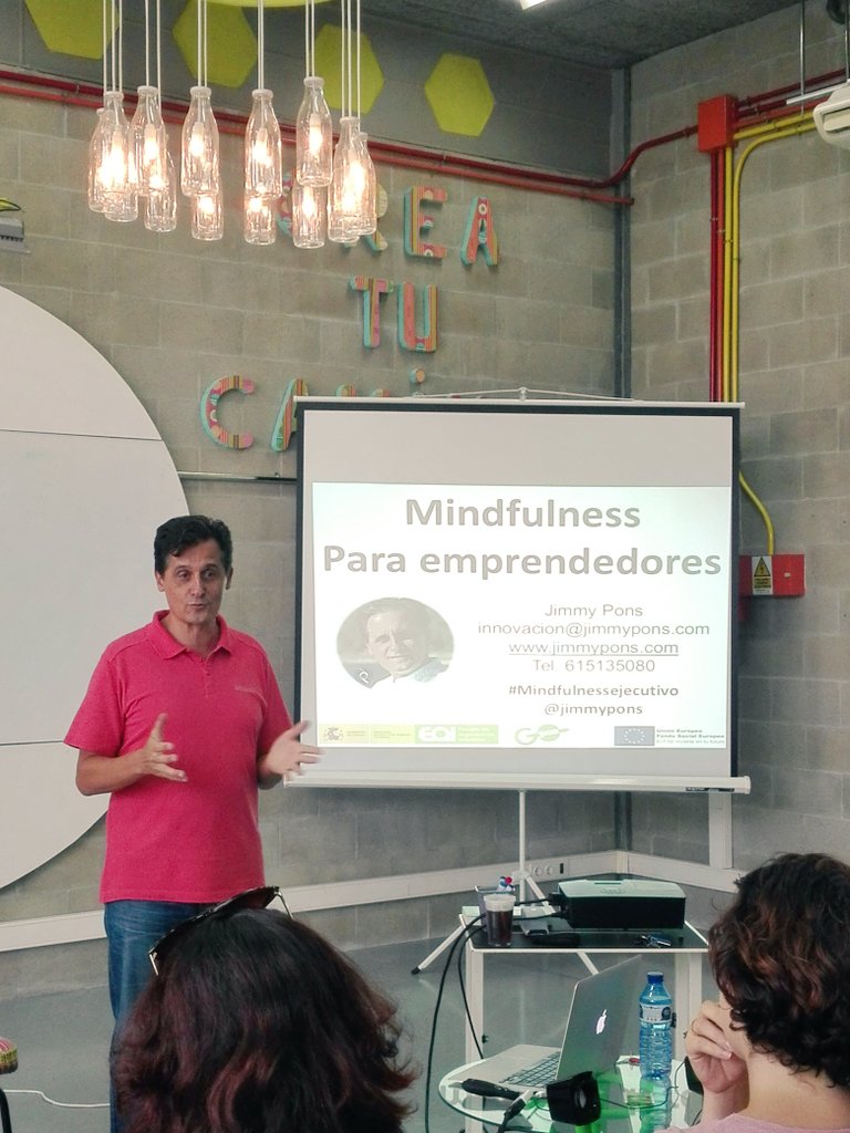 Coworking_CT3's tweet photo. Terminando el coworking llega @jimmypons para ponernos en~modo avión~por unas horas.Taller necesario #mindfulnes @Ceeict @eoi @infoRMurcia https://t.co/LLavRvVG6p