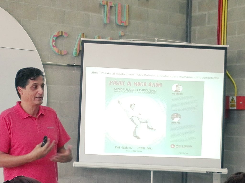 Coworking_CT3's tweet photo. Terminando el coworking llega @jimmypons para ponernos en~modo avión~por unas horas.Taller necesario #mindfulnes @Ceeict @eoi @infoRMurcia https://t.co/LLavRvVG6p