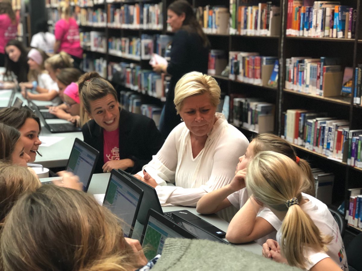 #GirlTechFest ⁦@Siv_Jensen_FrP⁩ lærer å kode med 300 gladjenter på Deichman bibliotek ⁦<a href="/IKTNorge/">IKT-Norge</a>⁩ ⁦<a href="/MicrosoftNorge/">Microsoft Norge</a>⁩ ⁦@KLeinMath1⁩ ⁦<a href="/Austlid/">Heidi Austlid</a>⁩