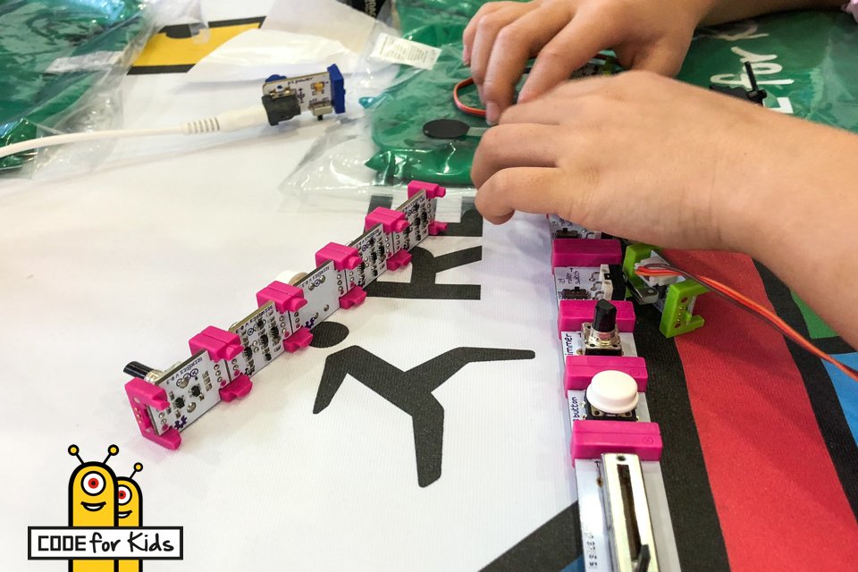 ReplyCode4Kids's tweet photo. Hey Kids, 
Do you think it is possible to build recycling robots and code at the age of 7? 🤖
Of course it is! And that’s what we have done this weekend in the Comunità San Patrignano with the children of the Istituto Comprensivo Statale Fermi!
Have a look at the pictures! 😀📸 https://t.co/R9kXiwNPhT