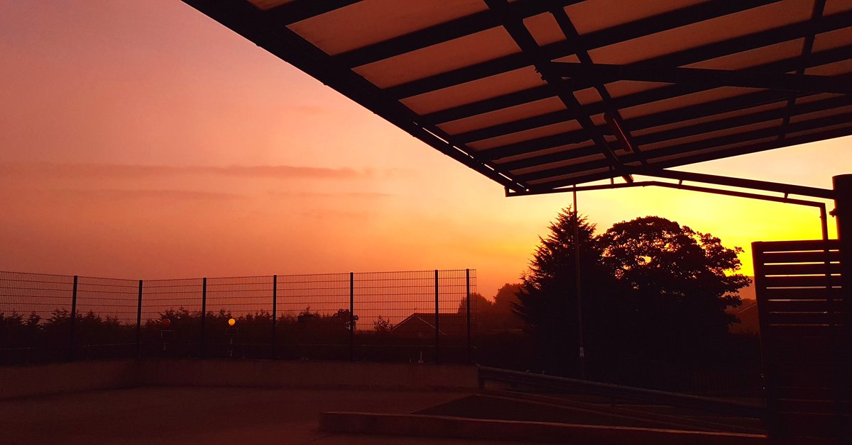 mina_abuelhawa's tweet image. Beautiful rising fog this morning while the sun was rising! @Airedale_ED @AiredaleNHSFT #sunrise #photography #nightshiftlife #nhs